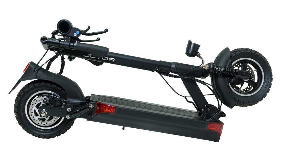 Scooter Joyor Y5 Pro plegado en segundos, ideal para guardar en espacios pequeños o llevar en el metro.