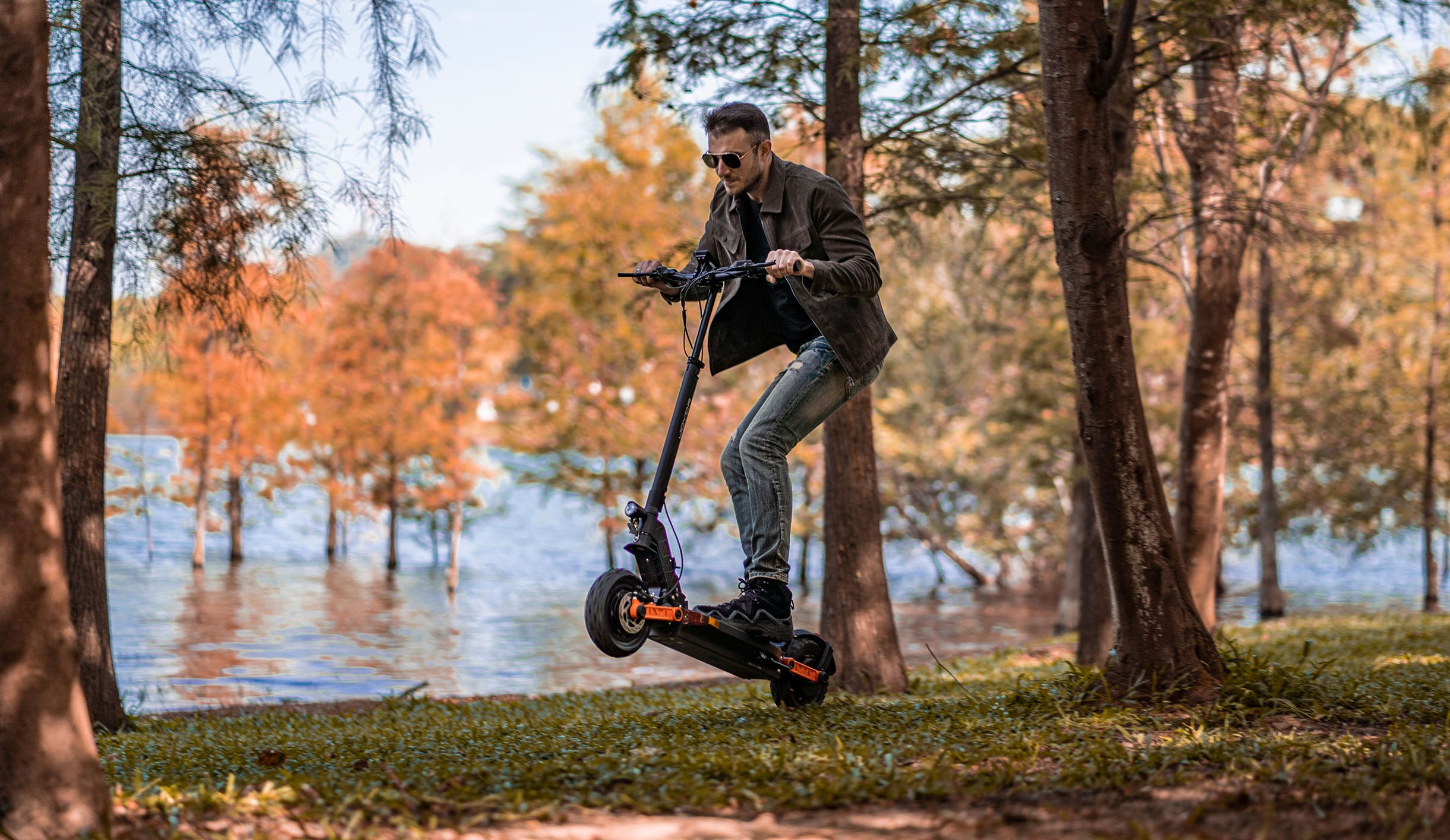 Joven brincando sobre scooter