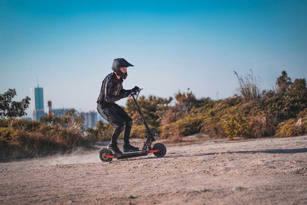 Conecta con la naturaleza sin contaminar – Scooter eléctrico Joyor, silencioso y eco-friendly.