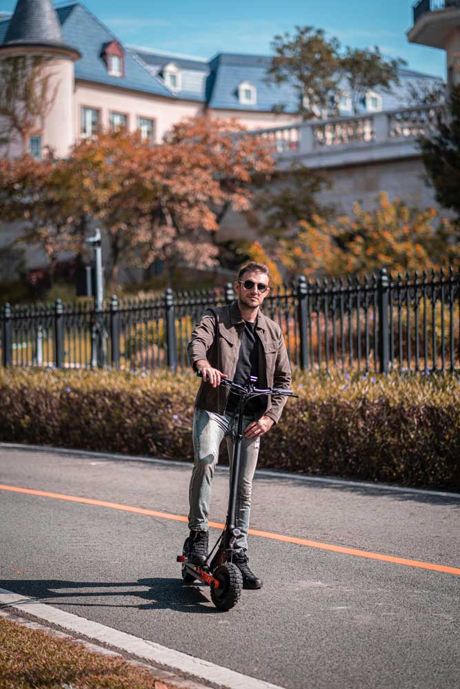 Estilo y tecnología en tu transporte – Scooter Joyor, diseño premium para moverte en tu ciudad.