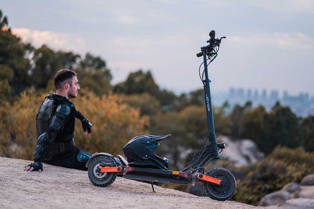Domina cualquier camino - Scooter Joyor con suspensión reforzada para calles irregulares y terrenos difíciles.