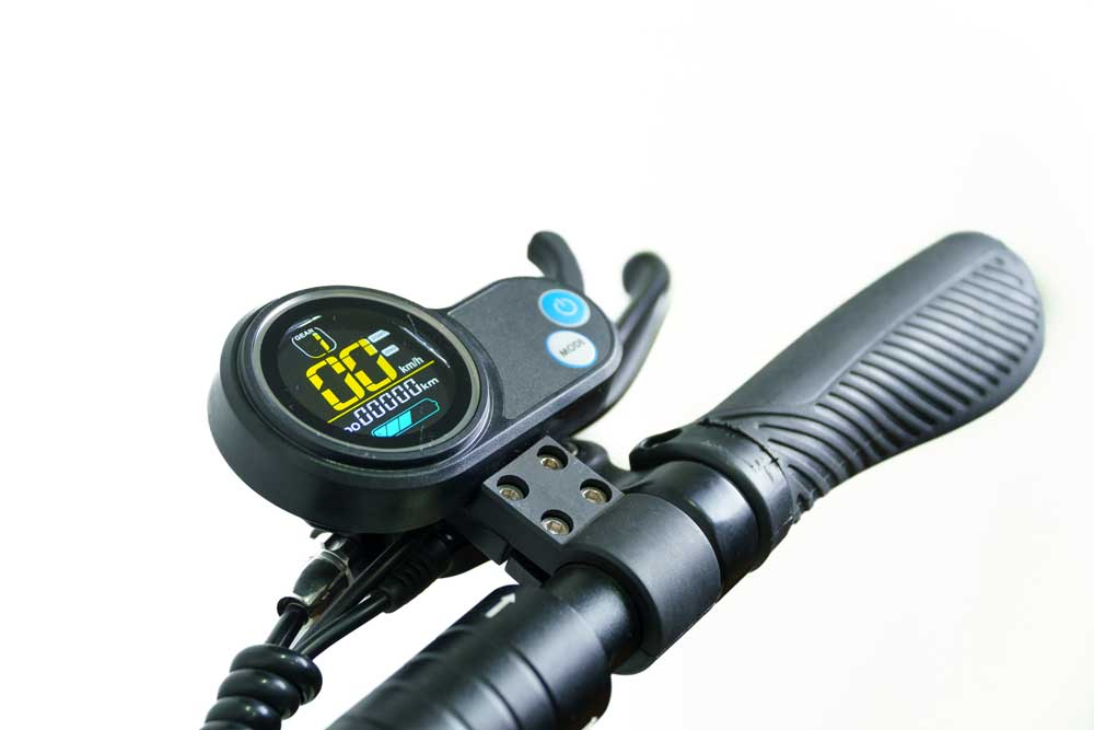 Scooter eléctrico Joyor Y5 Pro con pantalla multifuncional para un manejo intuitivo.