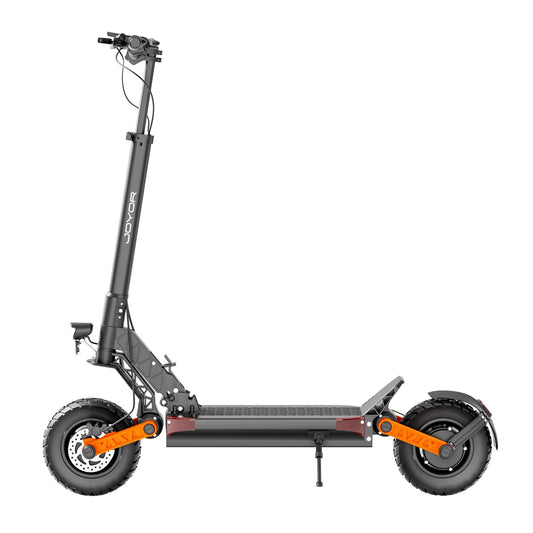 Vista lateral del Joyor S10-S, destaca su diseño robusto y ruedas grandes ideales para terrenos exigentes.