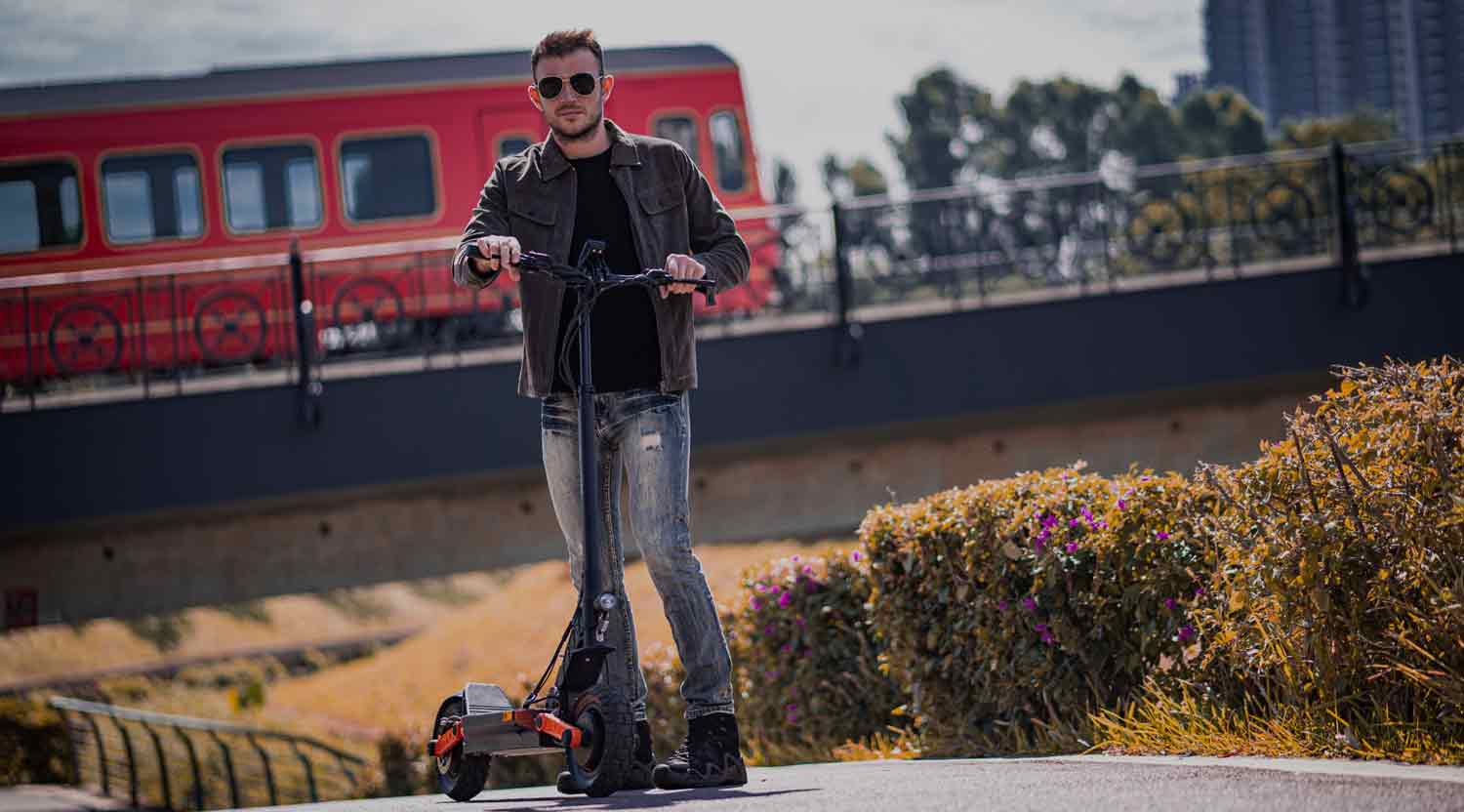 Principales características del scooter eléctrico Joyor: motor potente, frenos de disco.