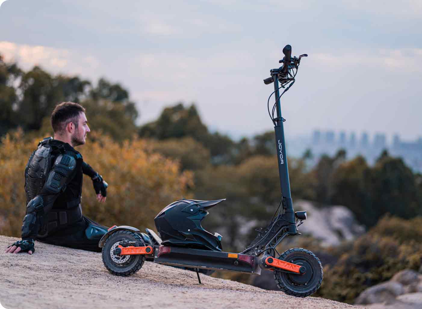 Ficha técnica del scooter Joyor: peso máximo 120kg y velocidad hasta 65km/h. Especificaciones completas.